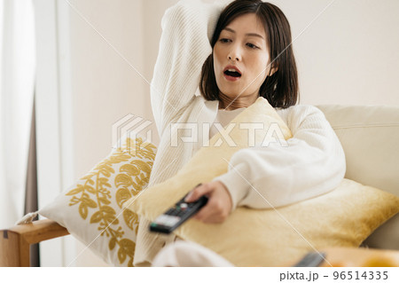 部屋でくつろぐ主婦・テレビを見る女性 部屋でくつろぐ主婦・テレビを見る女性 96514335