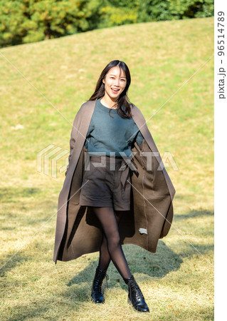 公園でリフレッシュする若い女性 公園でリフレッシュする若い女性 96514789