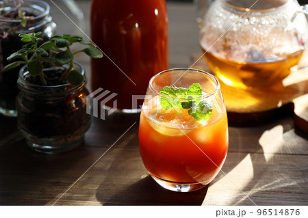 野菜ジュースとアップルティーのブレンド 96514876