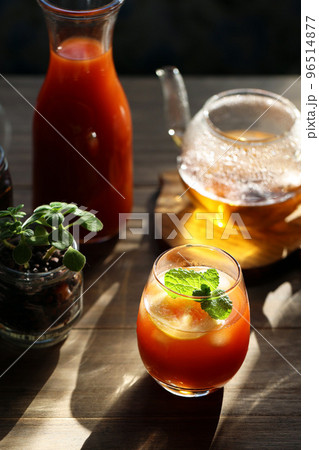 野菜ジュースとアップルティーのブレンド 96514877