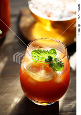 野菜ジュースとアップルティーのブレンド 96514880