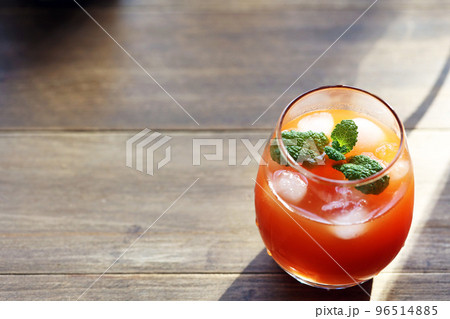 野菜ジュースとアップルティーのブレンド 96514885