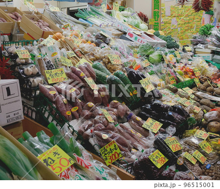 金沢：近江町市場の八百屋 96515001