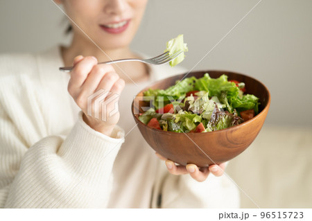 サラダを食べる女性 サラダを食べる女性 96515723