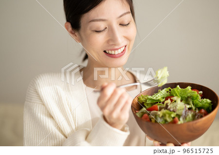 サラダを食べる女性 96515725