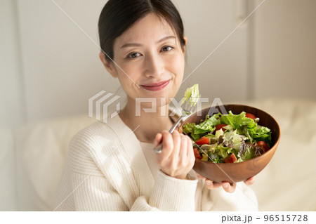 サラダを食べる女性 96515728