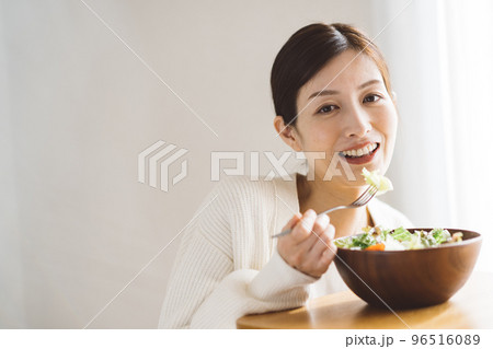 サラダを食べる女性 96516089