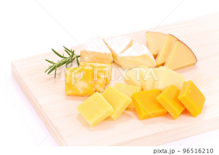 チーズ盛り合わせ オードブル 明るい背景 ゴーダ レッドチェダー カマンベール チーズ盛り合わせ オードブル 明るい背景 ゴーダ レッドチェダー カマンベール 96516210