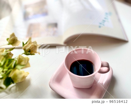 テーブルの上のコーヒーと本 テーブルの上のコーヒーと本 96516412