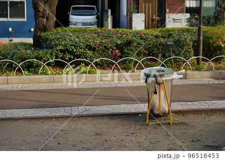 歩道のごみ箱 96516453
