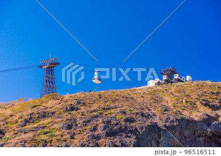 （栃木県）秋晴れの那須岳（茶臼岳）　那須ロープウェイ山頂駅付近の景色 96516511