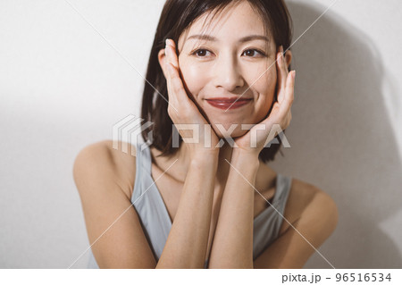 スキンケアをするミドル女性 96516534