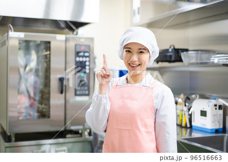 若い女性の調理師(指差しポーズ) 若い女性の調理師(指差しポーズ) 96516663