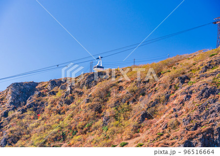 （栃木県）秋晴れの那須岳（茶臼岳）　那須ロープウェイのゴンドラ 96516664