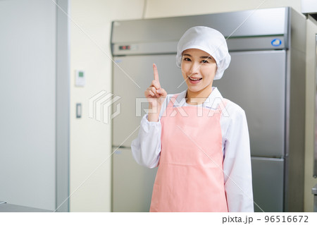 若い女性の調理師（指差しポーズ） 96516672