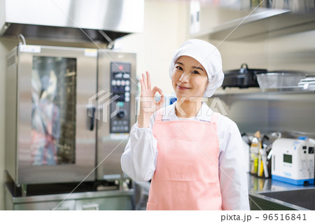 若い女性の調理師（OKサイン） 96516841