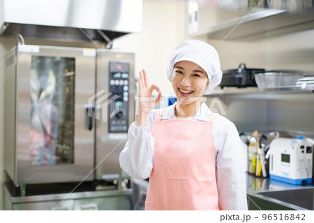 若い女性の調理師(OKサイン) 若い女性の調理師(OKサイン) 96516842