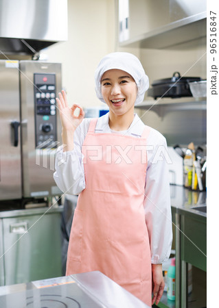 若い女性の調理師（OKサイン） 96516847