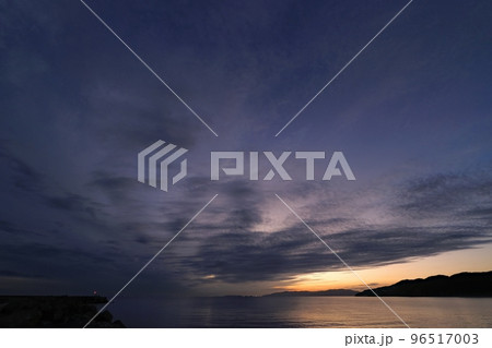 放射状に広がる雲が覆った晩秋の空と海岸の夕景・超広角・空主体・221027pm 96517003