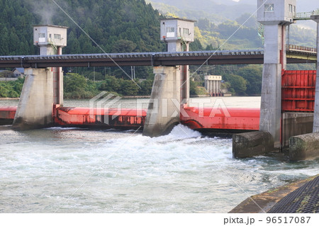 新潟県阿賀野川、阿賀野川頭首工付近の風景 新潟県阿賀野川、阿賀野川頭首工付近の風景 96517087