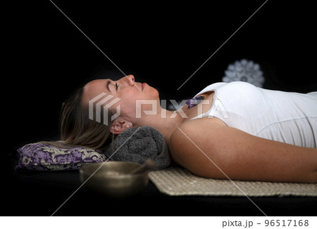 woman and energy healing 96517168