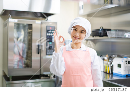 若い女性の調理師（OKサイン） 96517187