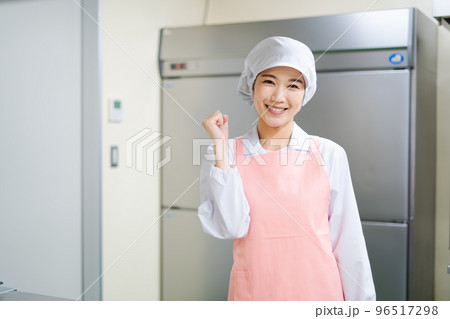 若い女性の調理師（ガッツポーズ） 96517298