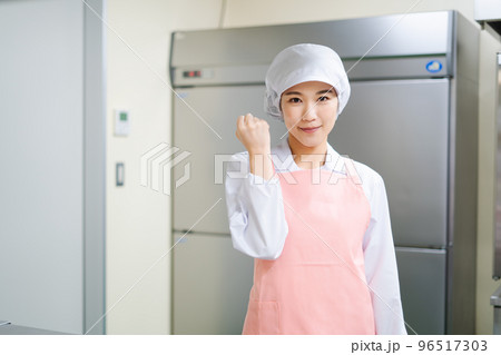 若い女性の調理師（ガッツポーズ） 96517303