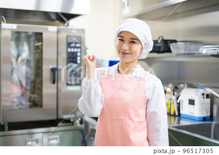 若い女性の調理師(ガッツポーズ) 若い女性の調理師(ガッツポーズ) 96517305