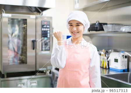 若い女性の調理師（ガッツポーズ） 96517313