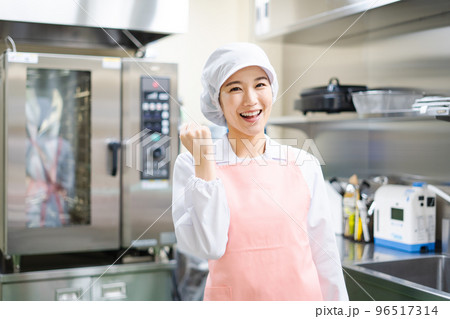 若い女性の調理師（ガッツポーズ） 96517314
