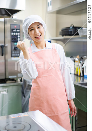 若い女性の調理師（ガッツポーズ） 96517322