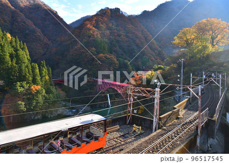 (富山県) 紅葉の黒部渓谷 朝日が差し込む山彦橋 (富山県) 紅葉の黒部渓谷 朝日が差し込む山彦橋 96517545