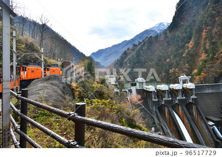 (富山県)　黒部渓谷鉄道　トロッコ電車からの眺望　出し平ダム 96517729