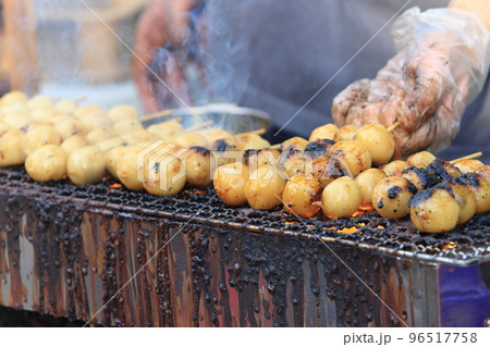 焼き団子　醤油ダレの焼き団子 96517758
