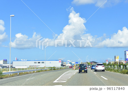 新潟県内を走る国道49号線の車窓風景 96517840