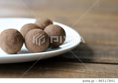 ミルクチョコを使った真ん丸のチョコレートトリュフ 96517841