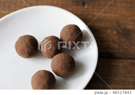 ミルクチョコを使った真ん丸のチョコレートトリュフ 96517842