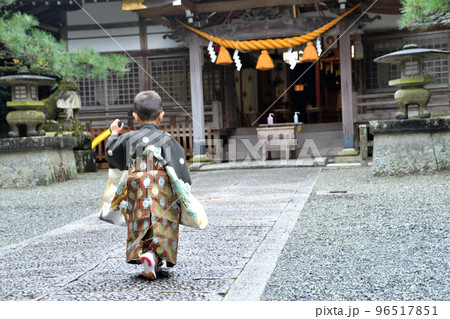 七五三に参拝する男の子 七五三に参拝する男の子 96517851