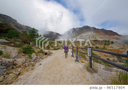 大分県由布市の人気観光スポット塚原温泉火口 96517904