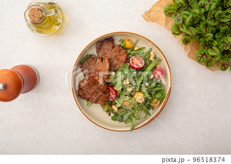 Portion of salad with roast beef 96518374