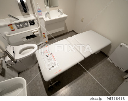 多機能トイレに設置されたユニバーサルシート　 96518418