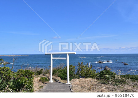 銚子・海鹿島の伊勢大神宮の鳥居と太平洋 96518470