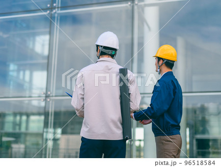 作業着を着た30代の男性 作業着を着た30代の男性 96518584