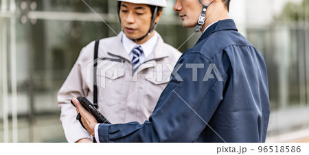 作業着を着た30代の男性 作業着を着た30代の男性 96518586