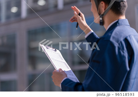 作業着を着た30代の男性 96518593