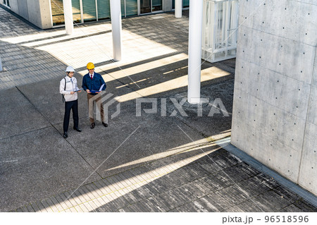 作業着を着た30代の男性 作業着を着た30代の男性 96518596