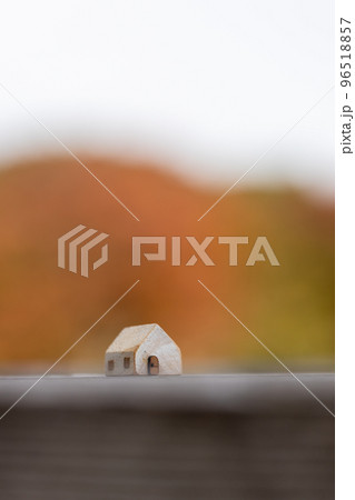 木製の白い小さなかわいいおうち（秋背景） 96518857