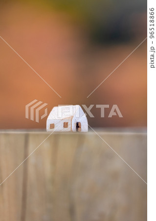 木製の白い小さなかわいいおうち（秋背景） 96518866