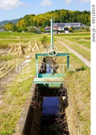 農業用水路の水門／スライドゲート 96518919